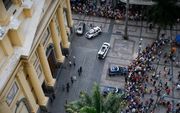 Mensen verzamelen zich om de kathedraal. beeld AFP