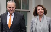 Nancy Pelosi, voorzitter van het Huis van Afgevaardigden, en Chuck Schumer, de voorzitter van de Democraten in de Senaat. beeld AFP