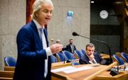 Geert Wilders (PVV) en Staatssecretaris Mark Harbers van Justitie en Veiligheid (VVD) tijdens het debat over een versoepeling van het kinderpardon. beeld ANP