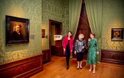 Juist op de dag dat haar zus Christina in New York een Rubens liet veilen, werd prinses Beatrix woensdag rondgeleid in het Mauritshuis. beeld ANP