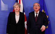De Britse premier Theresa May en voorzitter Jean-Claude Juncker van de Europese Commissie. beeld EPA