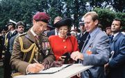 Toenmalig koningin Beatrix en de Britse prins Charles bij de herdenking van Market Garden in 1994. beeld ANP