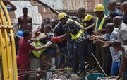 In de Nigeriaanse stad Lagos stortte woensdag een gebouw met meerdere verdiepingen plotseling in. Er zijn zeker zeven doden te betreuren. Reddingswerkers wisten 37 mensen levend onder het puin vandaan te halen. beeld EPA