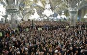 Iraniërs tijdens een toespraak door ayatollah Ali Khamenei in de stad Mashhad. beeld AFP