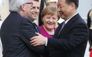 Juncker, Macron, Merkel en Xi Jinping. beeld AFP