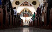 Sri Lankanen in gebed op zondag 12 mei bij de eerste mis na de aanslagen die 258 mensenlevens kostten. beeld AFP