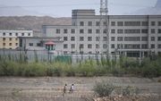 Een vermoedelijk heropvoedingskamp in Artux, in de Chinese regio Xinjiang. beeld AFP