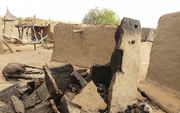 Een verwoest huis bij eerder geweld tussen de Dogon en de Fulani. beeld AFP
