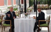 De Franse president Macron en de Amerikaanse president Trump tijdens de lunch in Biarritz. beeld AFP