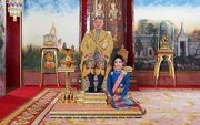 De Thaise koning Vajiralongkorn met zijn nieuwe vrouw, generaal-majoor Sineenat Wongvajirapakdi. beeld AFP