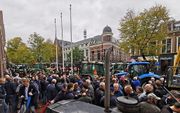 Boeren hebben zich verzameld in het centrum van Leeuwarden om te protesteren. Met trekkers is de ingang van het Provinciehuis geblokkeerd. beeld ANP