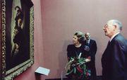 Koningin Beatrix bekijkt in 1991 in het Rijksmusem De vaandeldrager. beeld ANP
