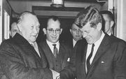 Adenauer (links) met de Amerikaanse president Kennedy. beeld EPA