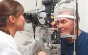 Een deel van de patiënten met netvliesdegeneratie kan niet zonder dure ooginjecties. Beknibbelen op de vergoeding hiervoor door zorgverzekeraars brengt patiënten en artsen in grote problemen, waarschuwen belangenorganisaties in een rapport. beeld Bayer