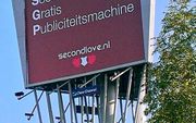 Datingsite Second Love gebruikt de letters SGP op een reclamebord bij de Van Brienenoordbrug in Rotterdam. beeld Twitter