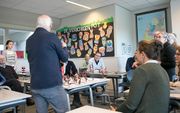 Tijs Huisman geeft een workshop kneden met was. beeld Eben-Haëzerschool