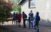 Leerlingen van de Calvijnschool in Ederveen sjouwden in oktober 2016 meubels naar de vijfde locatie van de school in het Veluwse dorp. beeld RD
