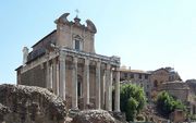 De kerk van San Lorenzo in Miranda in Rome, gebouwd binnen de muren van de Romeinse tempel voor Antonius en Faustina. beeld Berthold Werner/Wikimedia