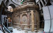 Werkzaamheden rond het vermoedelijke graf van Jezus in de Heilige Grafkerk in Jeruzalem.  beeld EPA, Jim Hollander