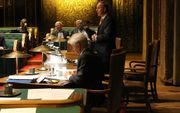 SGP-Kamerlid Van der Staaij dinsdagavond achter de regeringstafel in de Eerste Kamer, waar hij zijn initiatiefwet voor een hogere drempel voor de overdracht van bevoegdheden aan de EU verdedigde. beeld SGP