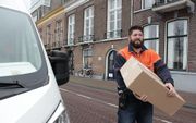 Pakketbezorger Polinder in de binnenstad van Kampen. beeld Evert Barten