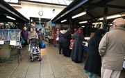 Markt in Dewsbury. In de Noord-Engelse stad is ongeveer de helft van de inwoners moslim. De stad heeft ook een shariarechtbank.  beeld RD