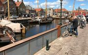 In de gemeente Bunschoten-Spakenburg is maandag de nieuwe waterkering in de oude haven getest. De 80 centimeter hoge waterkering moet zorgen voor droge voeten in de vissersplaats. beeld RD