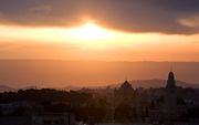 De levende Christus laat zich ontmoeten door Woord en Geest, overal waar het getuigenis van het paasevangelie klinkt. Foto: zonsopgang boven Jeruzalem. beeld RD, Henk Visscher