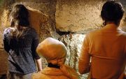 Vrouwen bidden in een tunnel die langs de Westelijke Muur loopt, dicht bij de plek waar het Heilige der Heilige vermoedelijk was. beeld Alfred Muller