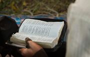 Een Nigeriaanse man leest uit de Bijbel. beeld RD, Henk Visscher