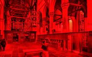 In de Oude Kerk te Amsterdam presenteert de Italiaanse kunstenaar Giorgio Andreotta Calò zijn werk. Door het plaatsen van rood folie tegen de ramen kleurt de kerk rood. Het vervangen van een glas-in-loodraam door een rood raam zou volgens de Stichting De 