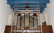 Het Garsthuizer orgel in de steigers in de Nicolaaskerk van Oldenzijl. beeld SOGK