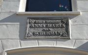 Plaquette boven de deur van het huis in Utrecht (Achter de Dom 6) waar Anna Maria van Schurman woonde. beeld RD