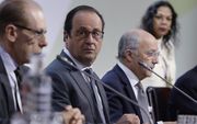 In aanwezigheid van de Franse president François Hollande heeft de Franse minister van Buitenlandse Zaken Laurent Fabius het ontwerp voor een internationaal klimaatakkoord voorgelegd. beeld AFP