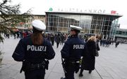 Politie bij het station van Keulen, waar rond nieuwjaar tientallen vrouwen zijn aangerand. Beeld AFP