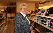 Jo Stuurman (78) in haar outletwinkel in wol en handwerken in Streefkerk. „Mijn kracht is vooral dat ik zo goedkoop ben. De klanten, onder wie veel jongeren, komen uit het hele land.” beeld André Bijl