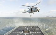 Een NH90 dropt mariniers af op de Zr.Ms. Zeeland. beeld André Dorst