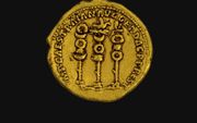 Symbolen van Romeinse legioenen naast de naam van keizer Trajanus. beeld Israëlische Oudheidkundige Dienst