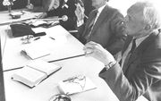 Ds. O. Mooiweer (links) tijdens een COGG-conferentie in 1980. Naast hem C. van Barth, prof. K. Runia en B.J. Oosterhoff.  beeld RD
