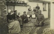 Inwoners van Westkapelle met militairen die tijdens de Eerste Wereldoorlog bij hen waren ingekwartierd. beeld Zeeuws Archief