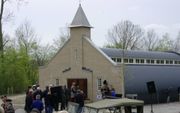 In het Zeeuwse Nieuwdorp werd gisteren het in oude luister herstelde noodkerkje van Ellewoutsdijk feestelijk in gebruik gesteld. Het tijdelijke bedehuis werd in 1946 gebouwd, maar is van 1951 tot 2015 gebruikt als landbouwschuur. beeld Van Scheyen Fotogra