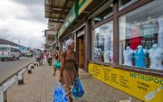 Een winkelstraat in Paramaribo. beeld ANP, Ed Oudenaarden