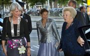 „Van een exclusieve band tussen de adel en het Oranjehuis is geen sprake meer al zijn er nog steeds veel adellijke namen te vinden rond het koningshuis.” Foto: Koningin Beatrix arriveert bij een bijeenkomst in Amsterdam, begeleid door haar hofdame drs. E.