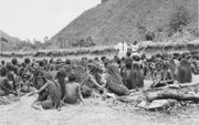 Ds. G. Kuijt preekt voor Papoea’s in Pass Valley in 1964. Foto ZGG