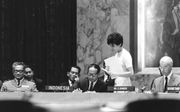 De Indonesische minister Soebandrio in 1962 tijdens de ondertekening van het akkoord waarin Nederland Nieuw-Guinea noodgedwongen afstond. Rechts Ellsworth Bunker, de diplomaat die de onderhandelingen leidde. foto ANP