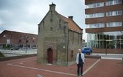 Voorzitter Jos Specht van de Historische Vereniging Capelle aan den IJssel voor een van de kleinste musea van Nederland: het Dief- en duifhuis. Foto Sjaak Verboom