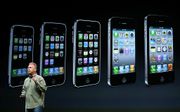 Marketing-directeur Philip Schiller van Apple toont de iPhone 5. Foto EPA