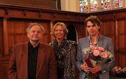 Juryvoorzitter Gijs van Schoonhoven, wethouder van Cultuur Marijke van Hees en eersteprijswinnaar Evan Bogerd. Foto concours Enschede