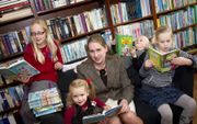 Kinderboekenauteur Gisette van Dalen met haar vier dochters Jacoline, Joëlle, Elise en Annerieke. Foto RD, Anton Dommerholt
