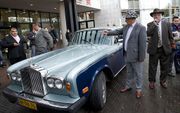 Rocca Petalo (l.) arriveert met zijn Rolls-Royce. Foto ANP
